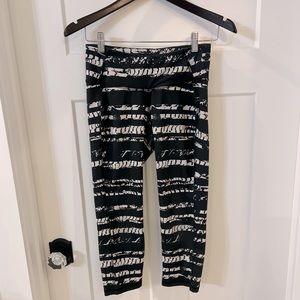 Old navy leggings, good condition, size small, 3/4 leg.